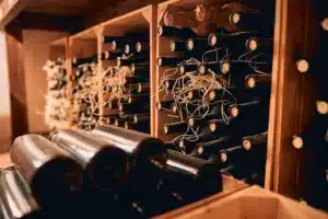 Como conservar el vino en casa horizontalmente en un botellero, en un ambiente acogedor, ideal para la conservación de vino en casa.